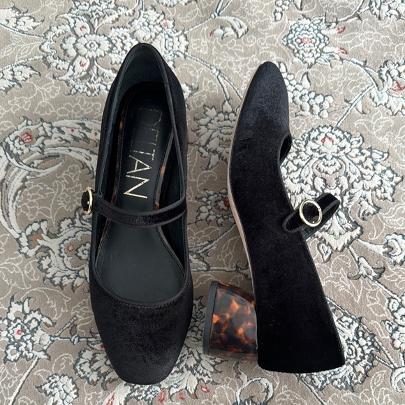 Very lightly worn! Deltan Black Velvet Mary Jane’s purchased Fromm Dillards - Picture 7 of 11
